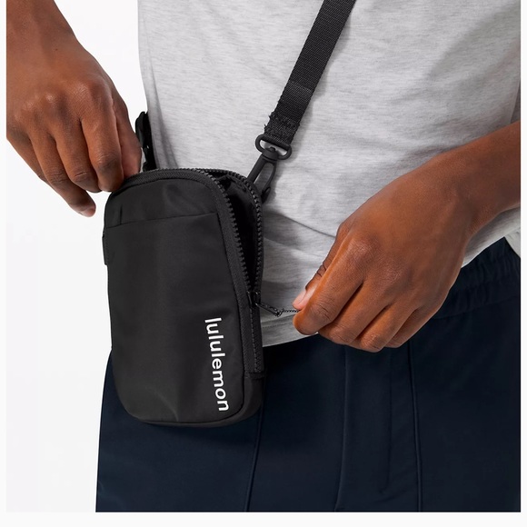 lululemon athletica Handbags - Lululemon easy access crossbody bag in black